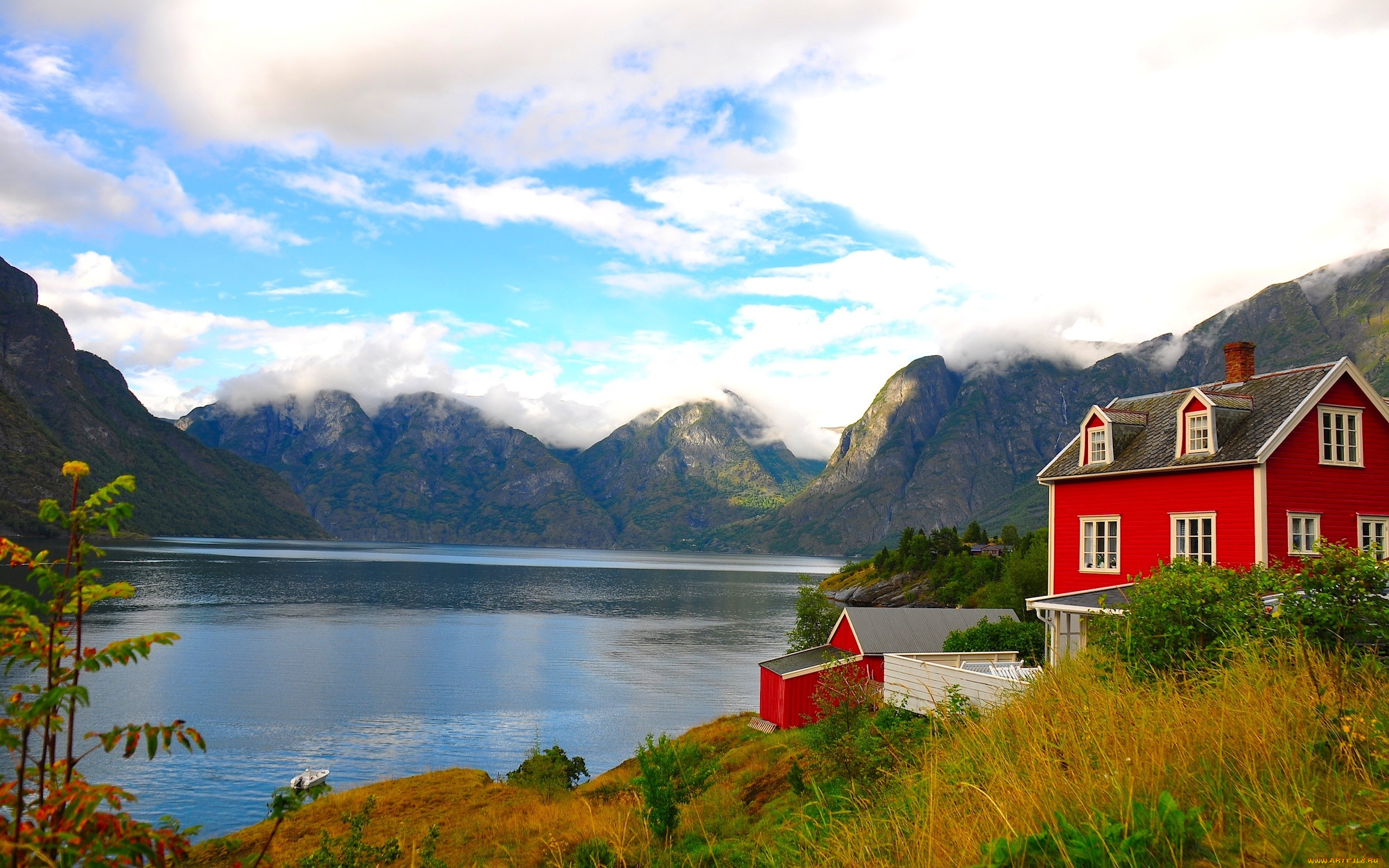 Новая норвегия. Норвегия Лофотенские острова домик красный. Фьорды Норвегии. Лес горы штат Монтана домик у озера. Норвегия дом на берегу фьорда.